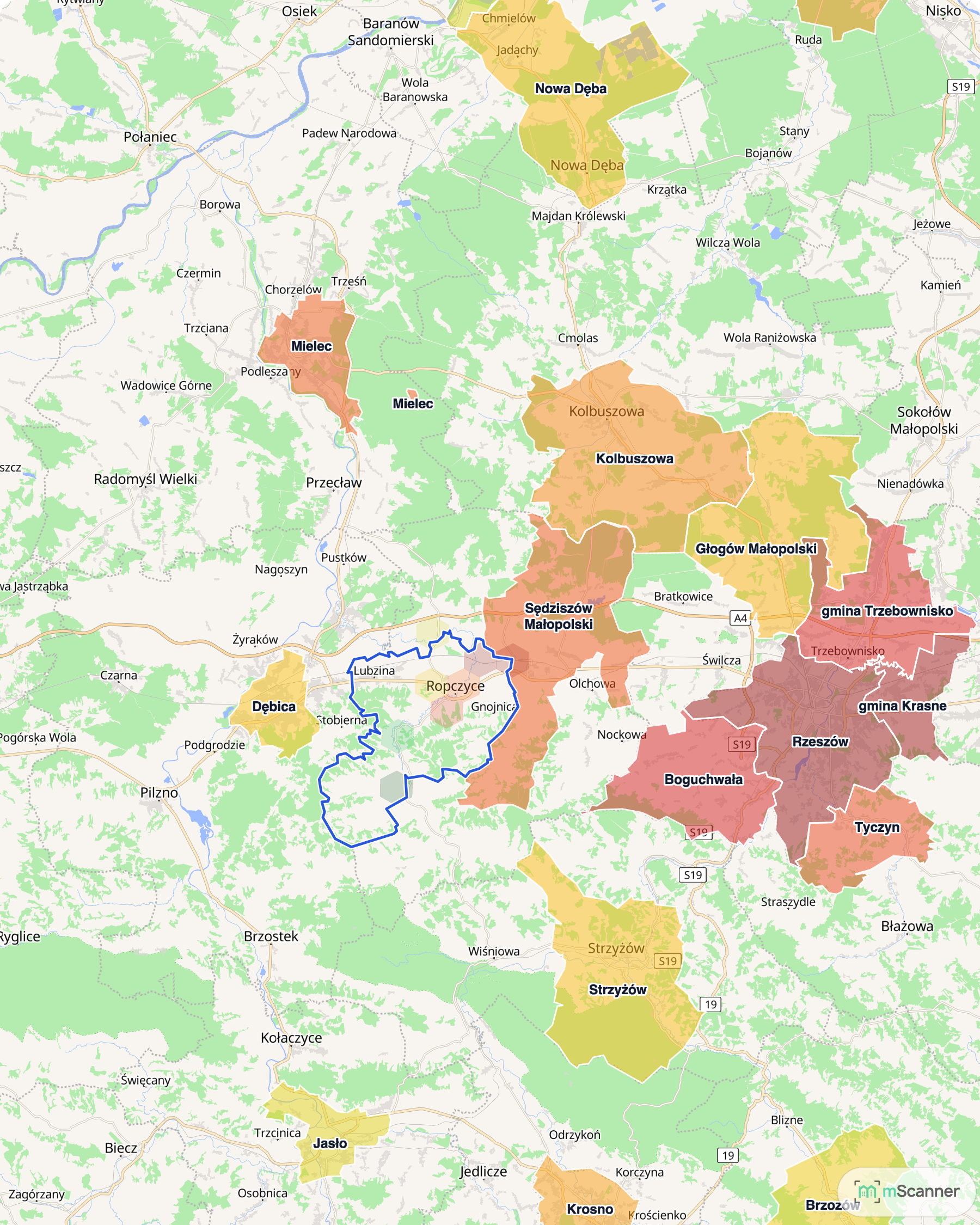 Mapa pasa miast przy autostradzie A4 z niebieską granicą administracyjną Ropczyc i sąsiednimi gminami pokolorowanymi według mediany ceny transakcyjnej mieszkań