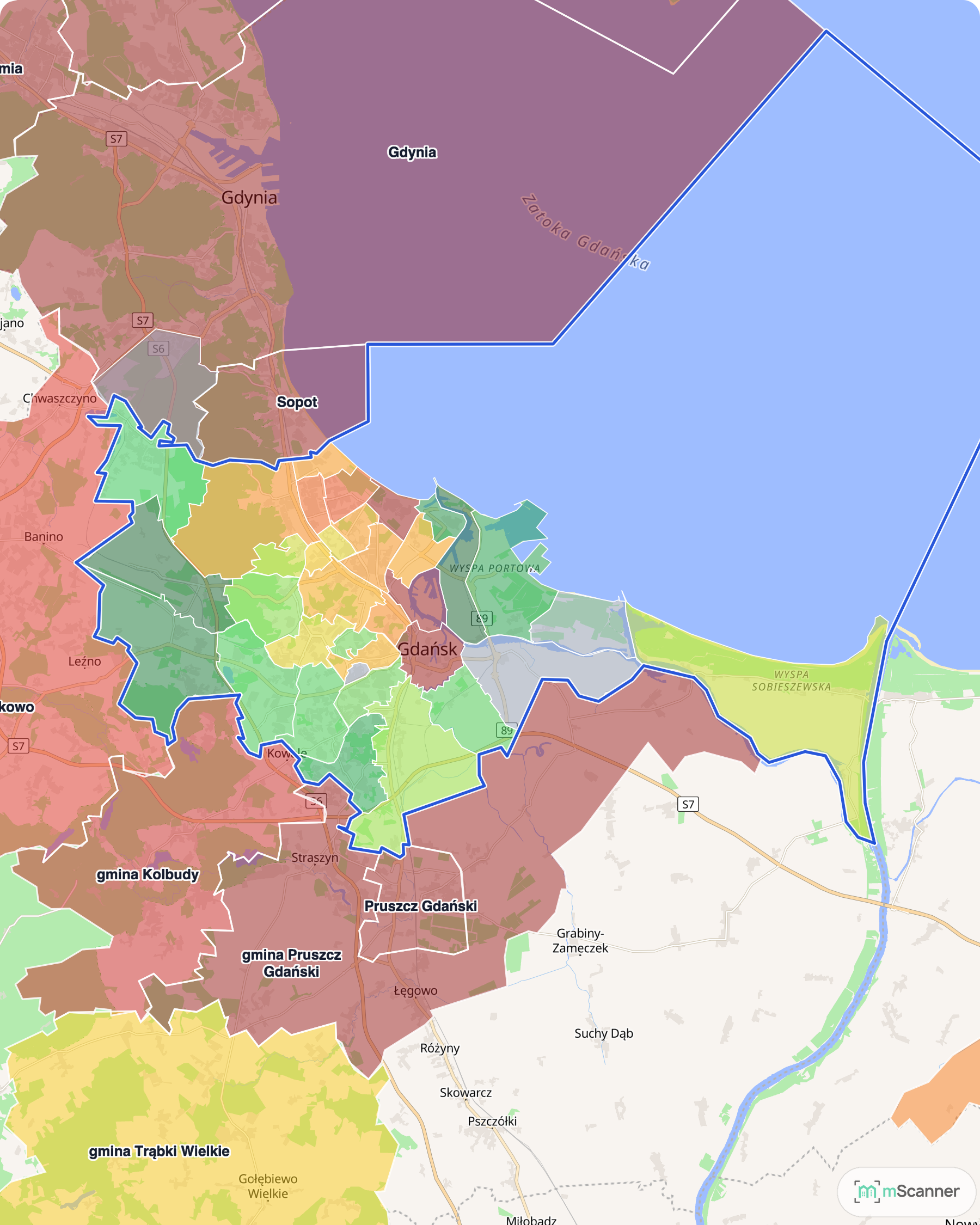 Mapa Gdańska z niebieską granicą administracyjną miasta i dzielnicami pokolorowanymi według mediany ceny transakcyjnej, od zielonych na zachodzie i południu po pomarańczowe i czerwone wzdłuż wybrzeża, z sąsiednimi gminami obwarzanka w tle