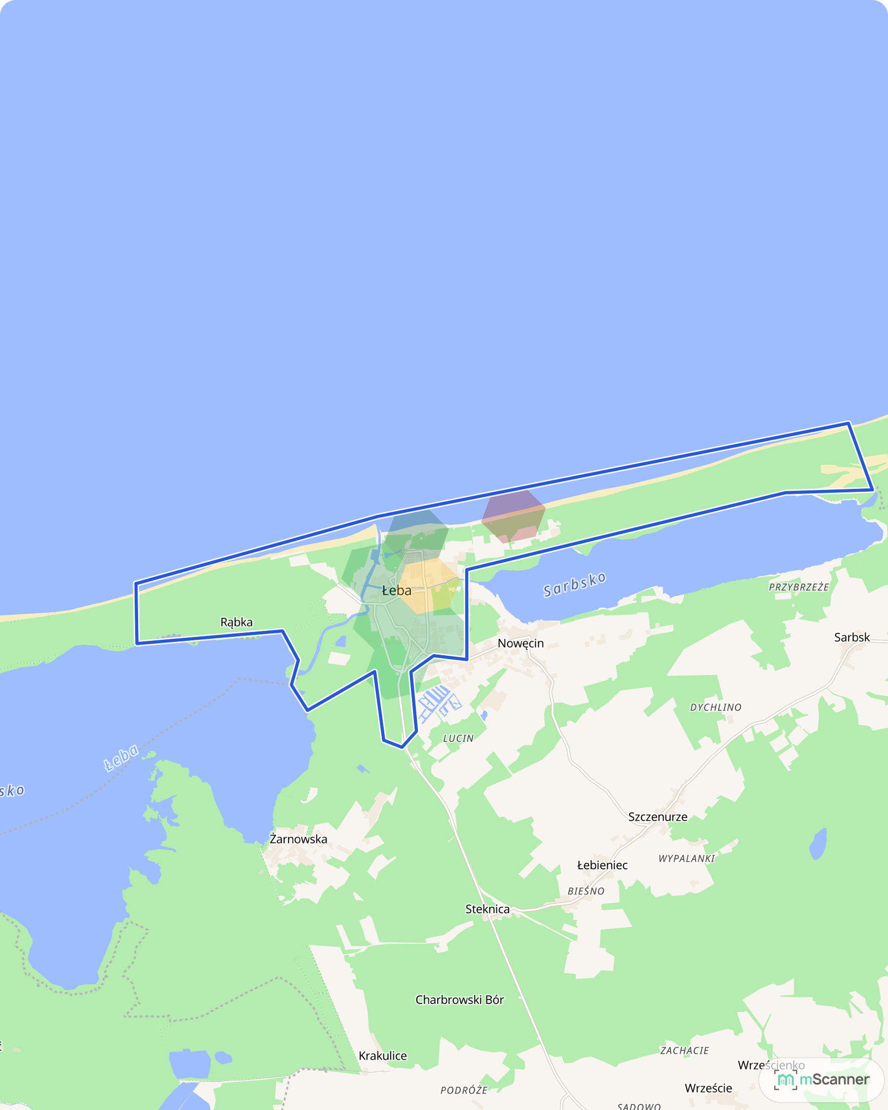 Mapa Łeby z niebieską granicą administracyjną miasta i siatką sześciokątów pokolorowanych według mediany ceny transakcyjnej, zaciśnięta między Bałtykiem a jeziorem Łebsko
