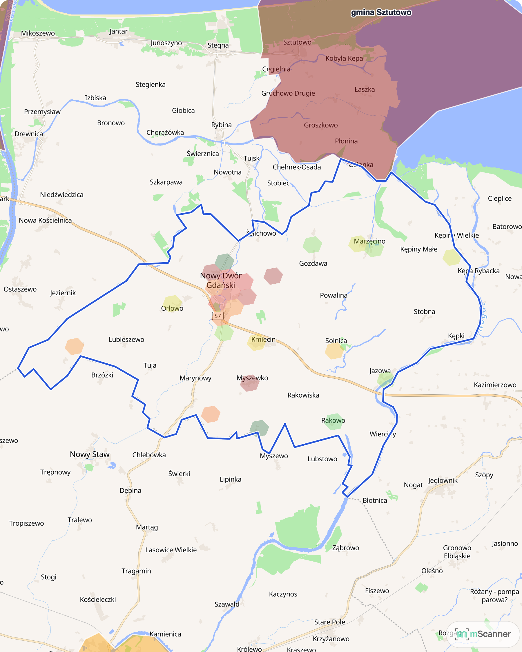 Mapa gminy Nowy Dwór Gdański z niebieską granicą administracyjną i siatką sześciokątów pokolorowanych według mediany ceny transakcyjnej, na Żuławach Wiślanych
