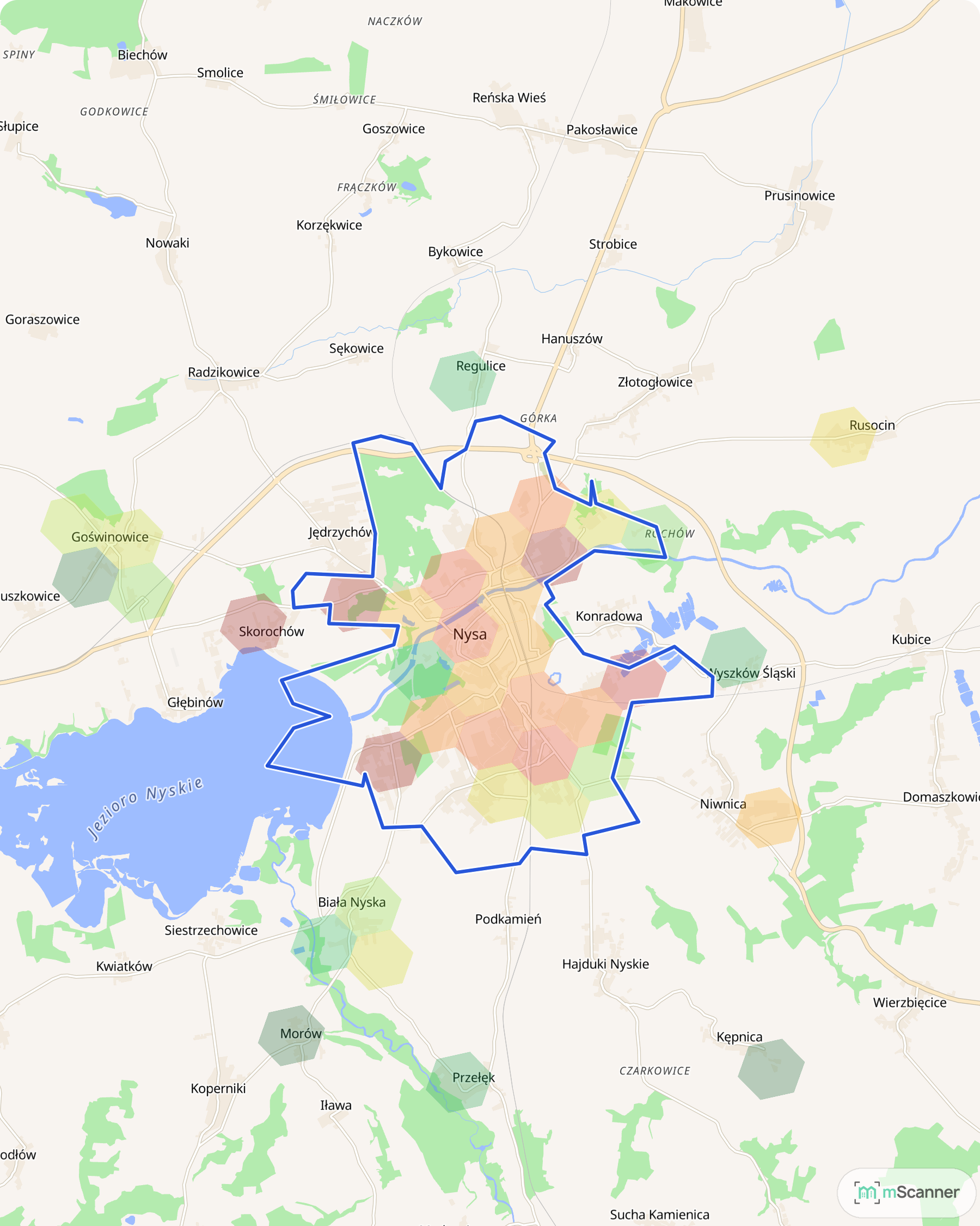 Mapa cen transakcyjnych mieszkań w Nysie, z niebieskim obrysem granic miasta, jeziorem nyskim po zachodniej stronie i sześciokątnymi polami cen gęstniejącymi na północ od starówki.