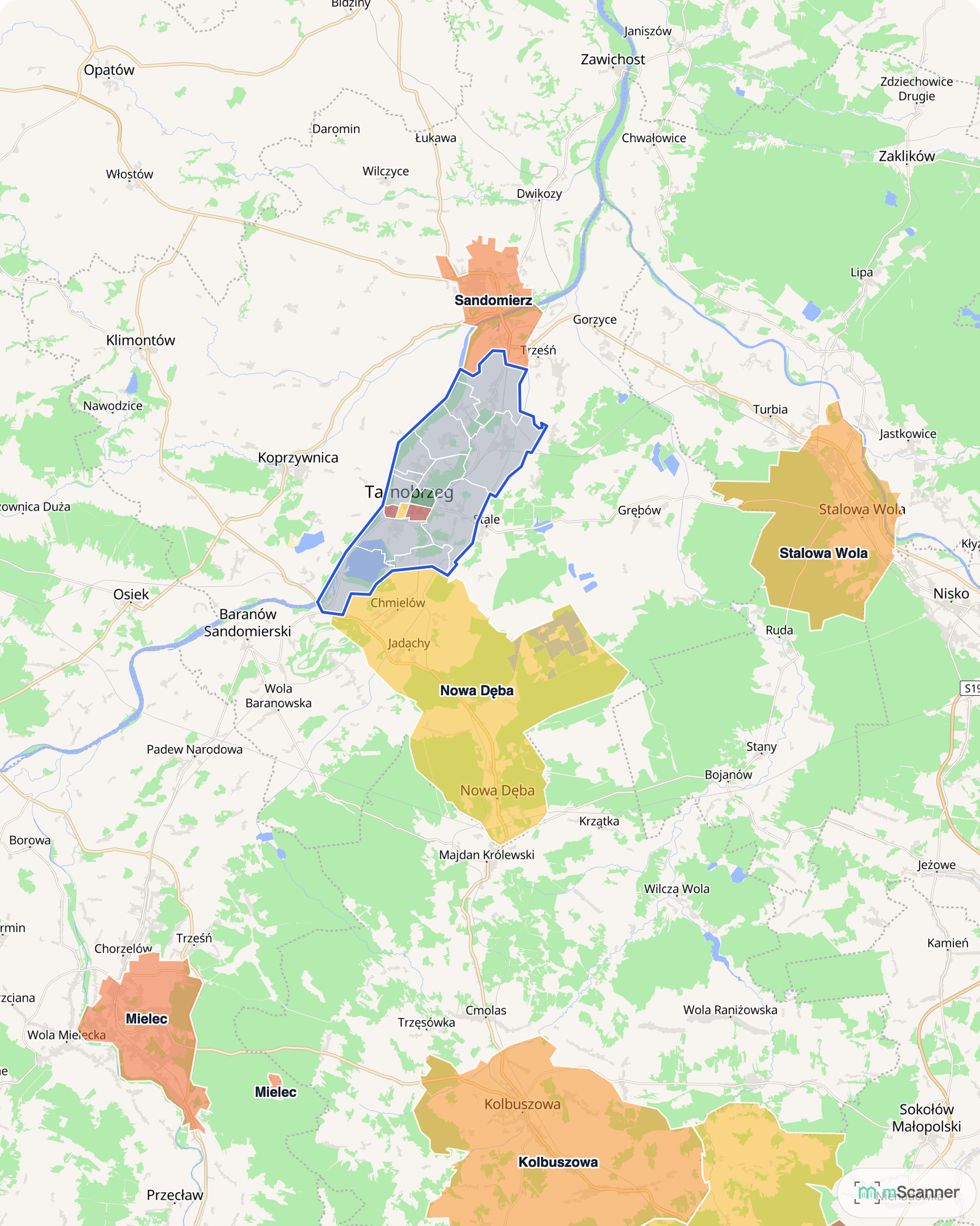 Mapa czterech miast północnego Podkarpacia z niebieską granicą administracyjną Tarnobrzega i sąsiednimi gminami pokolorowanymi według mediany ceny transakcyjnej mieszkań