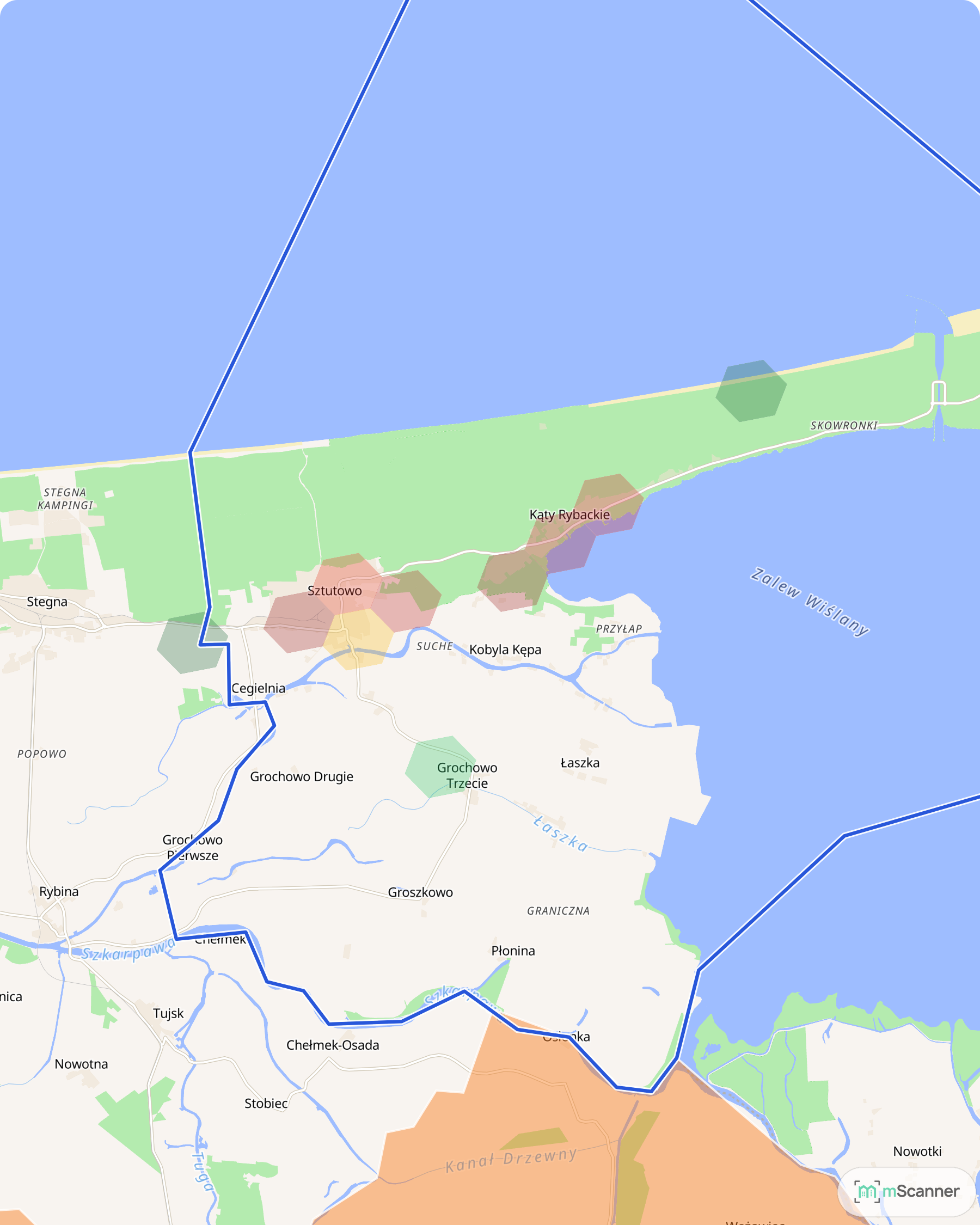Mapa gminy Sztutowo z niebieską granicą administracyjną i siatką sześciokątów pokolorowanych według mediany ceny transakcyjnej, na Mierzei Wiślanej między Bałtykiem a Zalewem Wiślanym